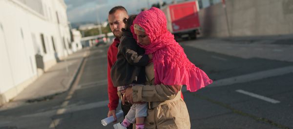 Syrian refugee family members arrive to a red cross centre in Malaga - Sputnik International