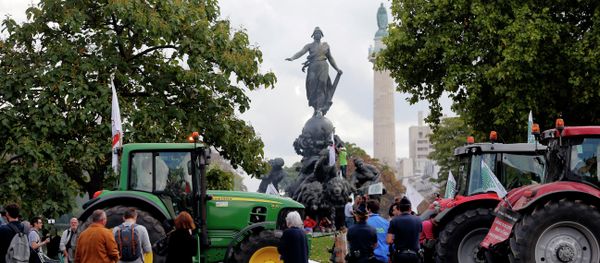 Farmers park their tractors during a protest at Nation Square in Paris, Thursday, Sept. 3, 2015 - Sputnik International