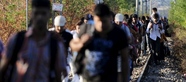 Migrants cross into Macedonia near Gevgelijia, from Greece's border with Macedonia, August 23, 2015 - Sputnik International
