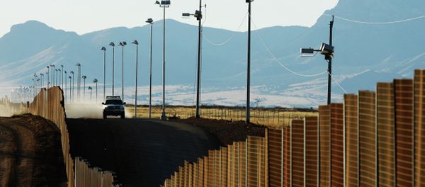 US border patrol vehicle rides along the fence at the US-Mexican border near Naco, Mexico, Sunday, Jan. 13, 2008 US border patrol vehicle rides along the fence at the US-Mexican border near Naco, Mexico, Sunday, Jan. 13, 2008 - Sputnik International