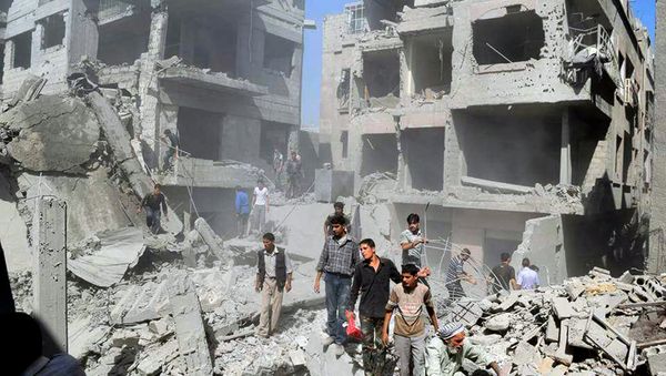 Syrians inspecting damage following a Syrian government airstrike on the Damascus suburb of Douma, Syria, Saturday, Aug. 22, 2015 - Sputnik International