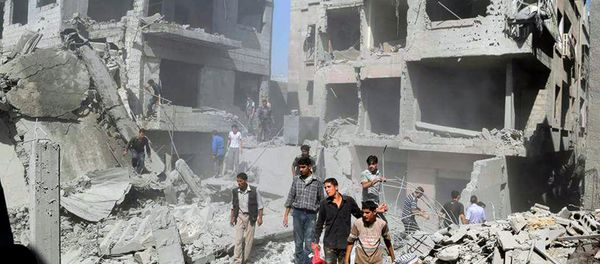 Syrians inspecting damage following an airstrike on the Damascus suburb of Douma, Syria, Saturday, Aug. 22, 2015 - Sputnik International