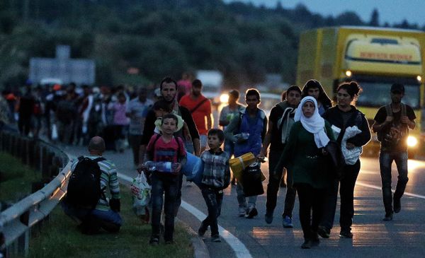 People walk in a long line along the highway near Budapest, Hungary, heading for the Austrian border. People walk in a long line along the highway near Budapest, Hungary, heading for the Austrian border. - Sputnik International