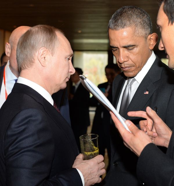 Russian President Vladimir Putin (L) speaks with US President Barack Obama (R) before the Asia-Pacific Economic Cooperation (APEC) Summit plenary session at the International Convention Center in Beijing on November 11, 2014 Russian President Vladimir Putin (L) speaks with US President Barack Obama (R) before the Asia-Pacific Economic Cooperation (APEC) Summit plenary session at the International Convention Center in Beijing on November 11, 2014 - Sputnik International
