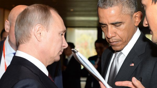Russian President Vladimir Putin (L) speaks with US President Barack Obama (R) before the Asia-Pacific Economic Cooperation (APEC) Summit plenary session at the International Convention Center in Beijing on November 11, 2014 - Sputnik International