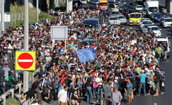 Migrants walk out of Budapest, Hungary, Friday, Sept. 4, 2015 - Sputnik International