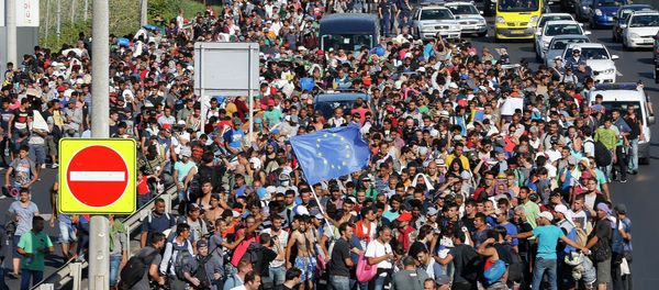 Migrants walk out of Budapest, Hungary, Friday, Sept. 4, 2015 - Sputnik International