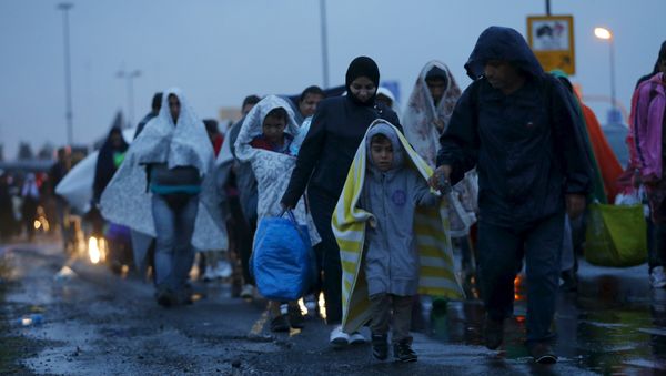 Migrants arrive at the Austrian-Hungarian border station of Hegyeshalom, Hungary, September 5, 2015 Migrants arrive at the Austrian-Hungarian border station of Hegyeshalom, Hungary, September 5, 2015 - Sputnik International