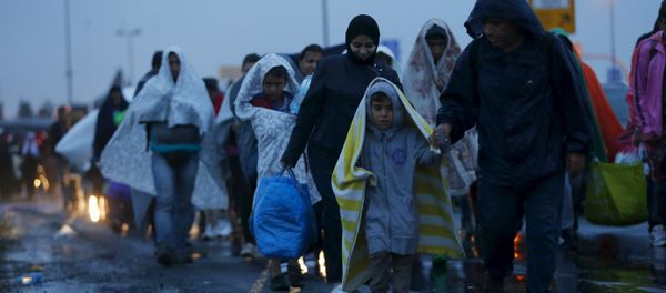 Migrants arrive at the Austrian-Hungarian border station of Hegyeshalom, Hungary, September 5, 2015 Migrants arrive at the Austrian-Hungarian border station of Hegyeshalom, Hungary, September 5, 2015 - Sputnik International