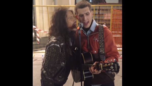 Steven Tyler sings with a street musician - Sputnik International