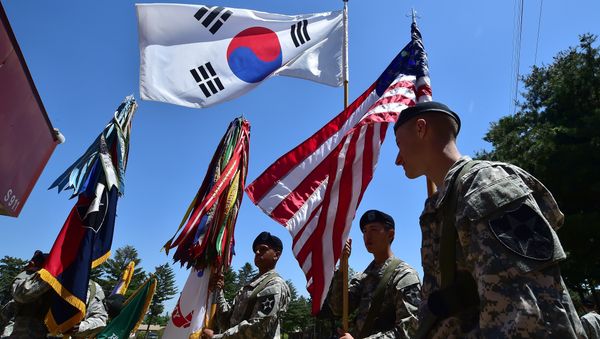 US soldiers hold the flags of South Korea (top) and the US (R) before a South Korea-US Combined Division activation ceremony at a US Army base in Uijeongbu, just north of Seoul, on June 3, 2015 US soldiers hold the flags of South Korea (top) and the US (R) before a South Korea-US Combined Division activation ceremony at a US Army base in Uijeongbu, just north of Seoul, on June 3, 2015 - Sputnik International