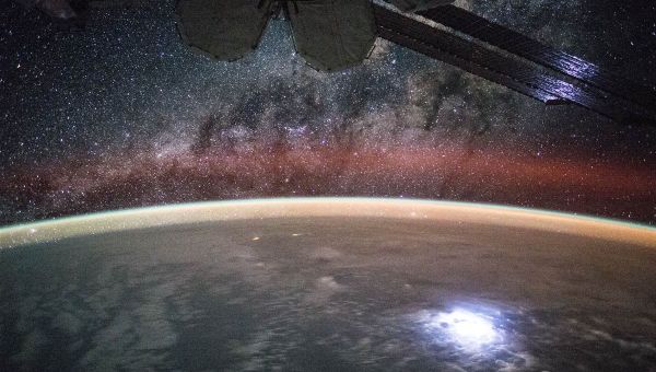 Large lightning strike on Earth lights up or solar panels - Sputnik International