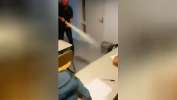Teacher wakes up sleeping student with fire extinguisher - Sputnik International