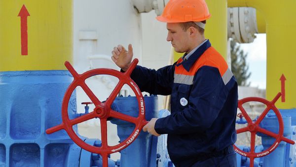 An employee turns a valve of a gas installation during a training exercise for handling emergencies at a gas-pumping station on the gas pipeline in the small town Boyarka on April 22, 2015 in the Kiev region - Sputnik International