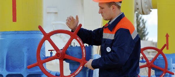 An employee turns a valve of a gas installation during a training exercise for handling emergencies at a gas-pumping station on the gas pipeline in the small town Boyarka on April 22, 2015 in the Kiev region An employee turns a valve of a gas installation during a training exercise for handling emergencies at a gas-pumping station on the gas pipeline in the small town Boyarka on April 22, 2015 in the Kiev region - Sputnik International