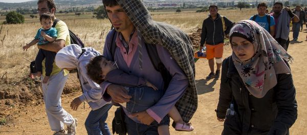 Migrants from Syria walk along a road in the village of Miratovac near the town of Presevo, Serbia August 24, 2015 - Sputnik International