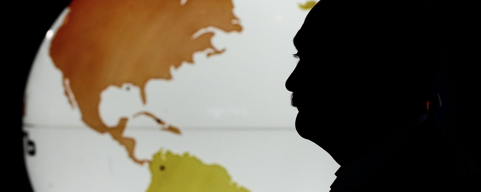 Man stands before world map. File photo. - Sputnik International, 1920, 12.07.2022
