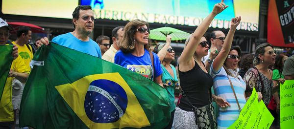 Demonstrators shout slogans against Brazil's President Dilma Rousseff while they attend a protest at Times Square in New York August 16, 2015 - Sputnik International
