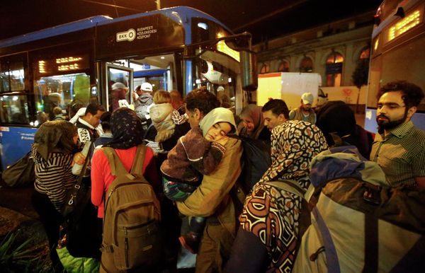 Migrants enter a bus, which is supposed to leave to Austria and Germany, at the Keleti trainstation in Budapest, Hungary, September 4, 2015 - Sputnik International