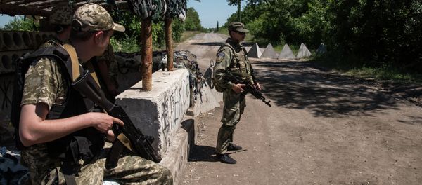 Ukrainian servicemen stand guard on June 8, 2015 in Novotoshkivske village, Donetsk region - Sputnik International