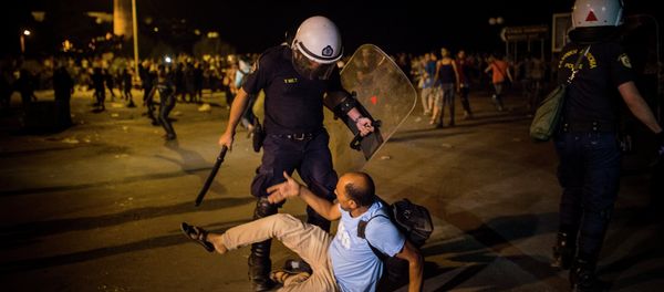 A migrant is confronted by a riot policeman during a protest in which hundreds of migrants and refugees demanded the authorities to let them go to Athens and continue their trip towards Northern Europe, at the port of Mytilene, on the northeastern Greek island of Lesbos, on Saturday, Sept. 5, 2015 - Sputnik International