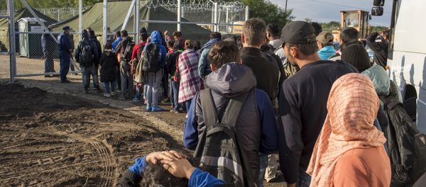 Migrants stand in line to get inside a new a reception camp near the village of Roszke, Hungary September 6, 2015 - Sputnik International