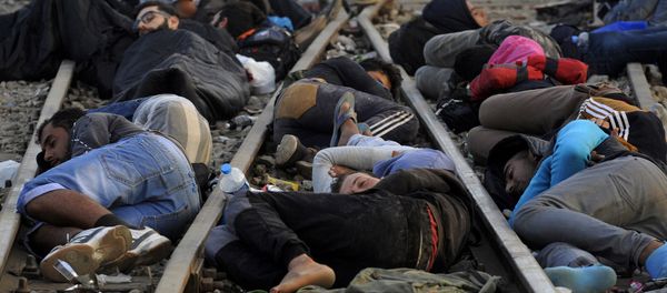 Refugees and migrants sleep on the railway tracks close to the borders of Greece with Macedonia, near the village of Idomeni, September 6, 2015 - Sputnik International
