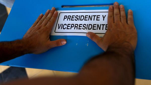 A electoral worker places a sign to mark the ballot box for President and Vice-President while installing a polling station at a school in Guatemala City, September 5, 2015 A electoral worker places a sign to mark the ballot box for President and Vice-President while installing a polling station at a school in Guatemala City, September 5, 2015 - Sputnik International