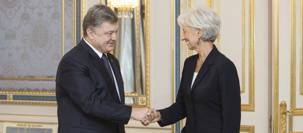 Ukrainian President Petro Poroshenko and International Monetary Fund (IMF) Managing Director Christine Lagarde shake hands during their meeting in Kiev, Ukraine, in this September 6, 2015 - Sputnik International