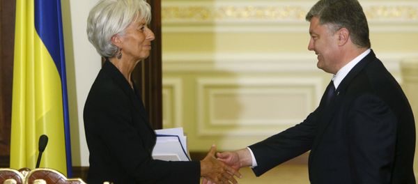 Ukrainian President Petro Poroshenko greets International Monetary Fund (IMF) Managing Director Christine Lagarde after a news conference in Kiev, Ukraine, September 6, 2015 - Sputnik International