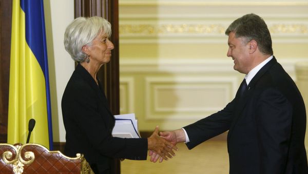 Ukrainian President Petro Poroshenko greets International Monetary Fund (IMF) Managing Director Christine Lagarde after a news conference in Kiev, Ukraine, September 6, 2015 - Sputnik International