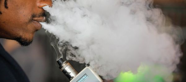 A man smokes an electronic cigarette vaporizer, also known as an e-cigarette, in Toronto, August 7, 2015 A man smokes an electronic cigarette vaporizer, also known as an e-cigarette, in Toronto, August 7, 2015 - Sputnik International