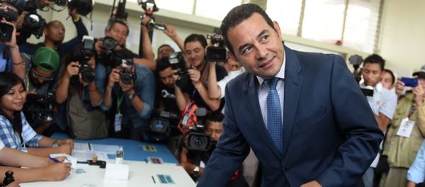 Guatemalan presidential candidate for the National Front of Convergence (FCN) party, Jimmy Morales, casts his vote at a polling station in Mixco, 19 km from Guatemala City, during general elections on September 6, 2015 - Sputnik International