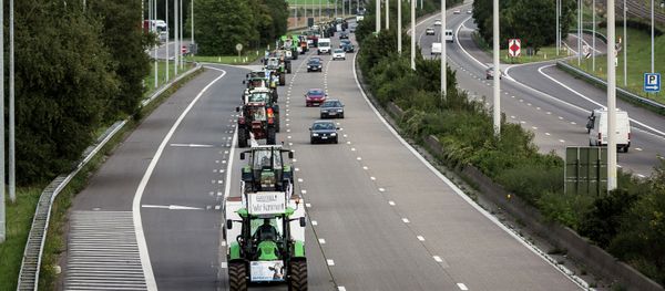 Farmers drive their tractors in a line down a main motorway outside of Brussels, Belgium on Sunday, Sept. 6, 2015. Farmers are expected to demonstrate in Brussels on Monday, Sept. 7, 2015 - Sputnik International