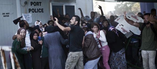 Migrants at a registration queue at the port of Mytilene on the Greek Aegean island of Lesbos on September 6, 2015 Migrants at a registration queue at the port of Mytilene on the Greek Aegean island of Lesbos on September 6, 2015 - Sputnik International