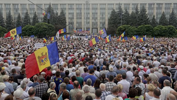 Protesters carry Moldova's national flags during an anti-government rally, organised by the civic platform Dignity and Truth (DA), in central Chisinau, Moldova, September 6, 2015 - Sputnik International