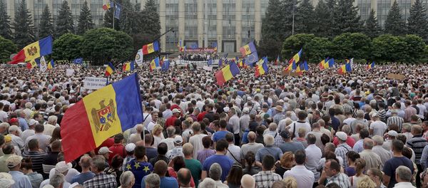 Protesters carry Moldova's national flags during an anti-government rally, organised by the civic platform Dignity and Truth (DA), in central Chisinau, Moldova, September 6, 2015 Protesters carry Moldova's national flags during an anti-government rally, organised by the civic platform Dignity and Truth (DA), in central Chisinau, Moldova, September 6, 2015 - Sputnik International