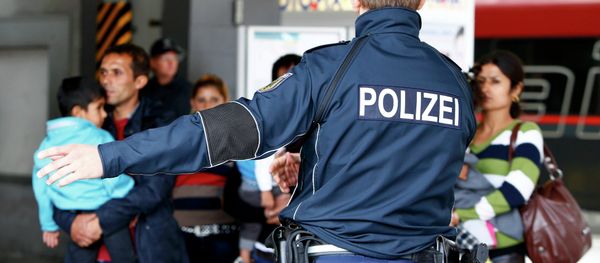 A police officer points the way as migrants arrive by train at the main railway station in Munich, Germany September 7, 2015 A police officer points the way as migrants arrive by train at the main railway station in Munich, Germany September 7, 2015 - Sputnik International