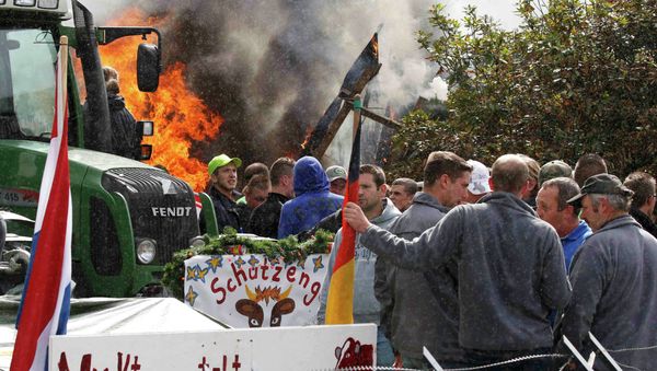 Farmers and dairy farmers from all over Europe take part in a demonstration outside an European Union farm ministers emergency meeting at the EU Council headquarters in Brussels, Belgium September 7, 2015. - Sputnik International