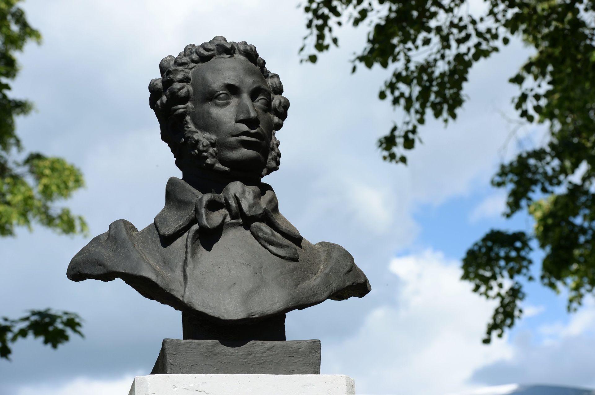 A monument to writer and poet Alexander Pushkin in the Mikhailovskoye Pushkin State Memorial Museum-reserve of History, Literature and Natural Landscape. A monument to writer and poet Alexander Pushkin in the Mikhailovskoye Pushkin State Memorial Museum-reserve of History, Literature and Natural Landscape. - Sputnik International, 1920, 02.08.2022