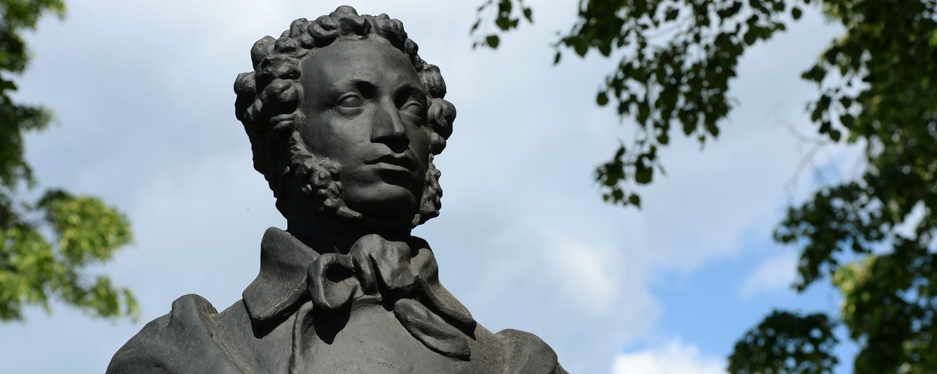 Pushkin-related sites. Alexander Pushkin Museum-Reserve in Vyazyomy Estate Pushkin-related sites. Alexander Pushkin Museum-Reserve in Vyazyomy Estate - Sputnik International, 1920, 07.09.2015