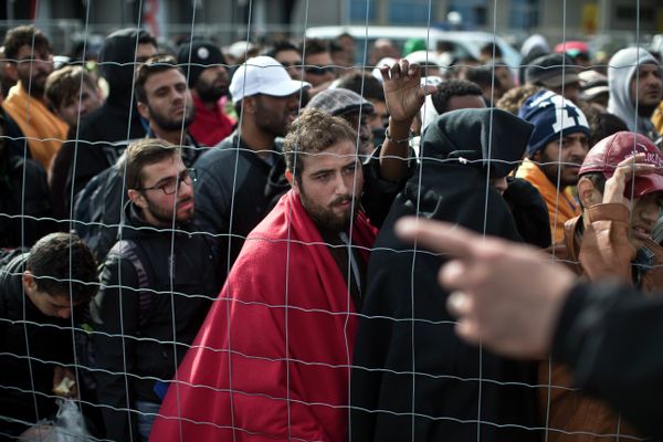 People wait in line to board buses organized by the Austrian government in Hegyeshalom, Hungary, Sunday, Sept. 6, 2015. - Sputnik International