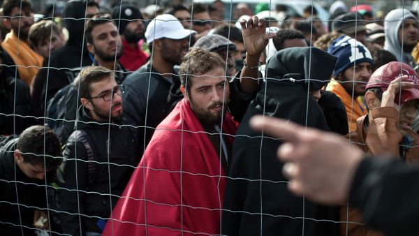 Migrants waiting in line to board buses in Hungary Migrants waiting in line to board buses in Hungary - Sputnik International
