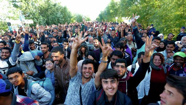 Migrants gesture at a collection point in the village of Roszke, Hungary, September 7, 2015. Migrants gesture at a collection point in the village of Roszke, Hungary, September 7, 2015. - Sputnik International