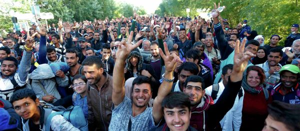 Migrants gesture at a collection point in the village of Roszke, Hungary, September 7, 2015. Migrants gesture at a collection point in the village of Roszke, Hungary, September 7, 2015. - Sputnik International
