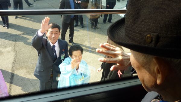 South Korean man waves to his North Korean relatives from the window of a bus following a family reunion at the resort area of Mount Kumgang, North Korea South Korean man waves to his North Korean relatives from the window of a bus following a family reunion at the resort area of Mount Kumgang, North Korea - Sputnik International