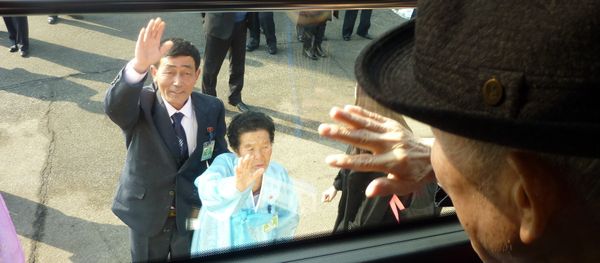 South Korean man waves to his North Korean relatives from the window of a bus following a family reunion at the resort area of Mount Kumgang, North Korea South Korean man waves to his North Korean relatives from the window of a bus following a family reunion at the resort area of Mount Kumgang, North Korea - Sputnik International