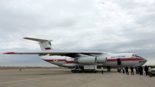 A Russia plane is seen on the tarmac after it landed in Baghdad carrying 37 tons of humanitarian aid to people - Sputnik International