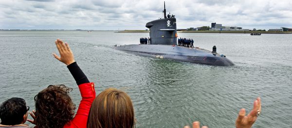 People wave at the Dutch submarine 'Hr. Ms. Dolfijn' in the harbor of Den Helder - Sputnik International