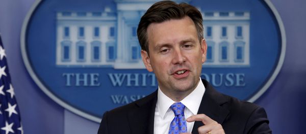 White House Press Secretary Josh Earnest speaks during a press briefing at the White House in Washington September 3, 2015. - Sputnik International